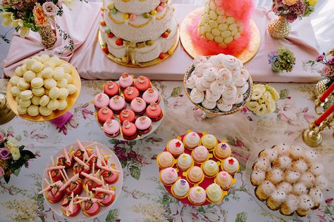 Marie Antoinette cakes | Tess Pace Photography | see more on: http://burnettsboards.com/2015/08/modern-marie-antoinette/ Marie Antoinette Party Food, Coquette Desserts, Fantasy Court, Rococo Party, Modern Marie Antoinette, Valentines Vibes, Marie Antoinette Party, Movie Cakes, Magical Days