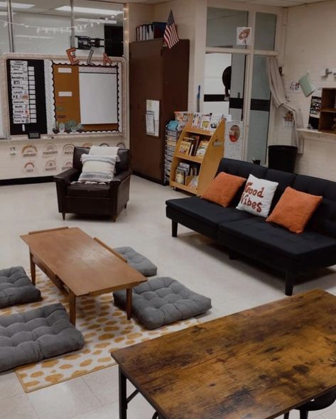 Private School Classroom Design, Teacher Calming Room, Classroom Couch Area, Cute Classrooms Highschool, Living Room Classroom, Hygge Classroom High School, High School Calming Room, Classroom Living Room, Classroom Flexible Seating Ideas