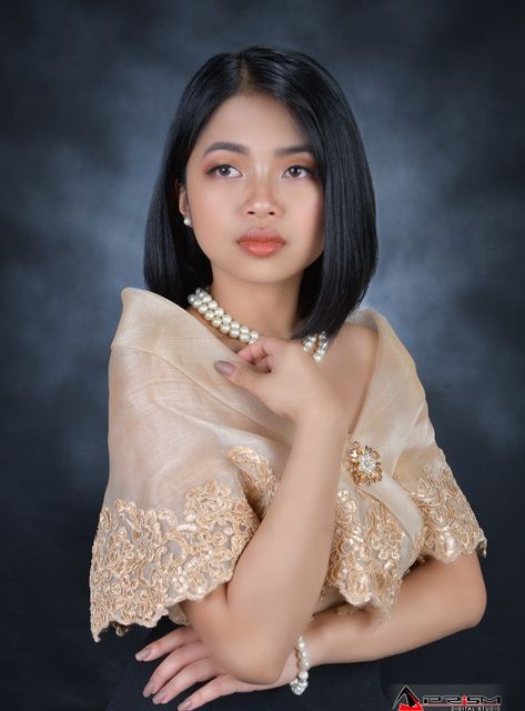 Filipina Graduation Dress, Filipiniana Photoshoot Graduation, Modern Filipiniana Alampay, Alampay Filipiniana Graduation, Maria Clara Make Up Look, Graduation Dress Filipiniana, Graduation Filipiniana Pictorial, Alampay Filipiniana Outfit, Filipiniana Pose Ideas