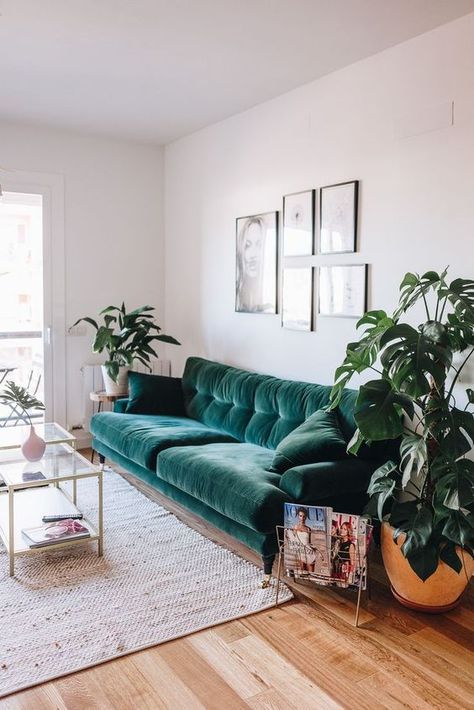 6 Boho living room spaces that will wow you this fall Green Couches, Green Sofa Living, Living Pequeños, Small Apartment Decorating Living Room, Green Sofa Living Room, Modern Bohemian Living Room, Furnitur Ruang Keluarga, Boho Sofa, Sofa Inspiration