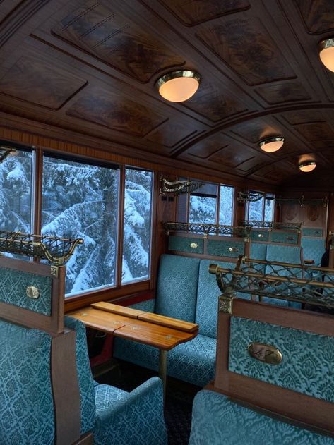 Luxury Train Cabin, Old Train Interior, Inside Train Aesthetic, Inside A Train, Train Interior, Train Home, Arte Peculiar, Luxury Train, Train Car