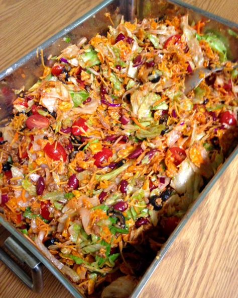 taco salad Taco Salad For A Crowd, Meals For A Crowd, Salad For A Crowd, Taco Salat, Salads For A Crowd, Potluck Dinner, Large Group Meals, Taco Salads, Taco Salad Recipes