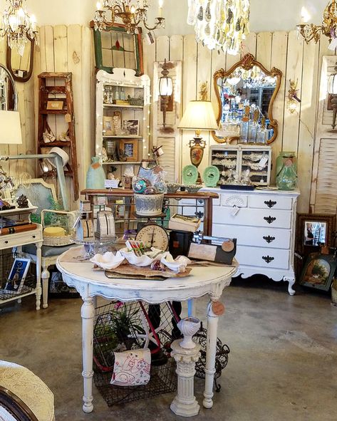 Vintage Shop Interior, Antique Shop Display Ideas, Vintage Markets Display, Booth Display Ideas, Vintage Shop Display, Craft Booths, Booth Setup, Vintage Booth Display, Vendor Booth Display