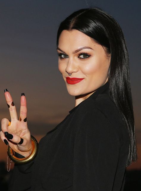 Jessie J Gave Herself A Dramatic At-Home Haircut — & Documented It On Instagram+#refinery29 Hair Fails, Soft Bangs, Snacks Under 100 Calories, 100 Calorie Snacks, Under 100 Calories, Shower Desserts, Diy Haircut, Chin Length Bob, Baby Shower Desserts