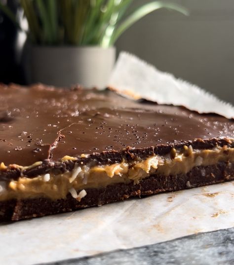 Decadent 4-Layer Date Bars Date Sauce, Date Spread, Date Sugar, Date Paste, Date Syrup, Date Bars, Honey Chocolate, Cookies Bars, Chocolate Spread