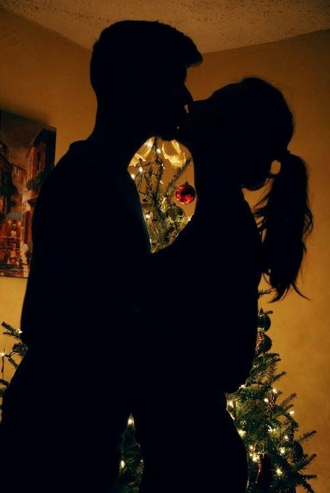 Postato Couple Christmas Pictures, Christmas Couple Photos, Christmas Couple Pictures, Couple Christmas, Christmas Photography, Christmas Photoshoot, Christmas Couple, Photo Tree, Foto Pose