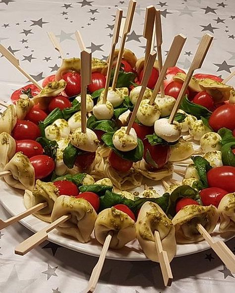 Fingerfood Party Schnell Rezepte | Chefkoch Pharmacy Party, Tortellini Skewers, Cold Finger Foods, Picnic Sandwiches, Birthday Snacks, Cold Sandwiches, Fingerfood Party, Party Finger Foods, Party Buffet