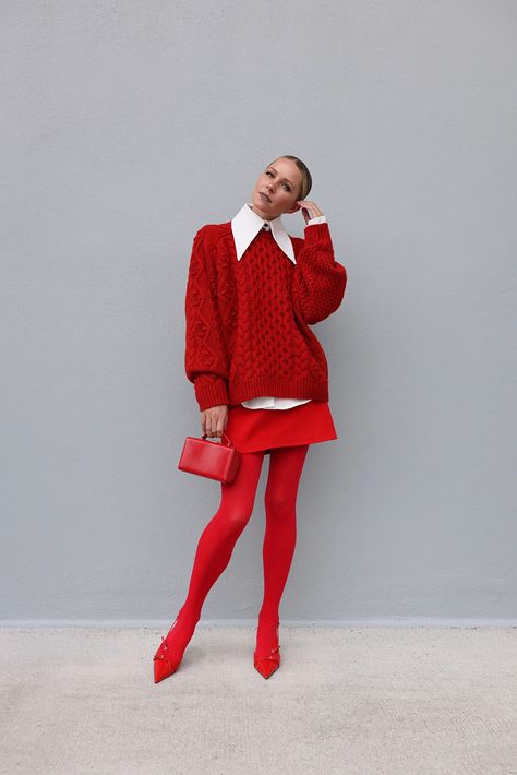 chunky knit sweater Red Tights Outfit, Beautiful Fall Dresses, Chunky Knit Sweater Dress, Red Tights, Fashion Sites, Mode Casual, Chunky Knit Sweater, Elegantes Outfit, Tights Outfit