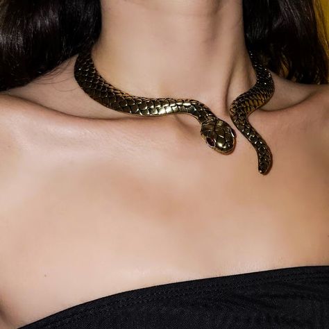 Gold Snake Accessories, Snake Charmer Aesthetic, Dark Feminine Accessories, Snake Outfit Aesthetic, Snake Necklace Gold, Snake Necklace Aesthetic, Dark Feminine Jewelry, Snake Jewelry Aesthetic, Cobra Aesthetic