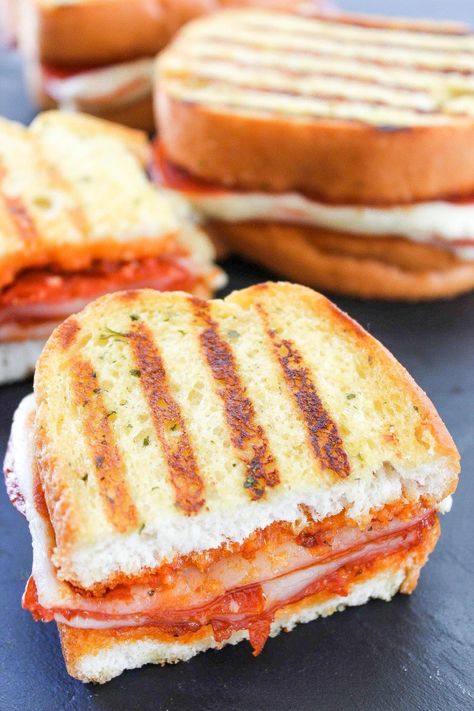 Grilled Cheese Pizza, Pizza Grilled Cheese Sandwich, Gourmet Grill, Gourmet Grilled Cheese Sandwich, Pizza Sandwich Recipe, Cheese Pizza Recipe, Grilled Sandwiches, Pizza Grilled Cheese, Making Grilled Cheese