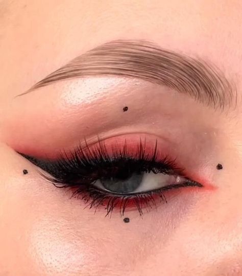 Makeup Ideas Winged Eyeliner, Red Eyeshadow With Eyeliner, Makeup Ideas With Red Eyeshadow, Trendy Makeup Looks 2020, Red Eyeshadow Halloween, Smoky Black And Red Eye Makeup, Red Eyeshadow Halloween Makeup, Black And Red Goth Eye Makeup, Basic Red Eyeshadow Looks