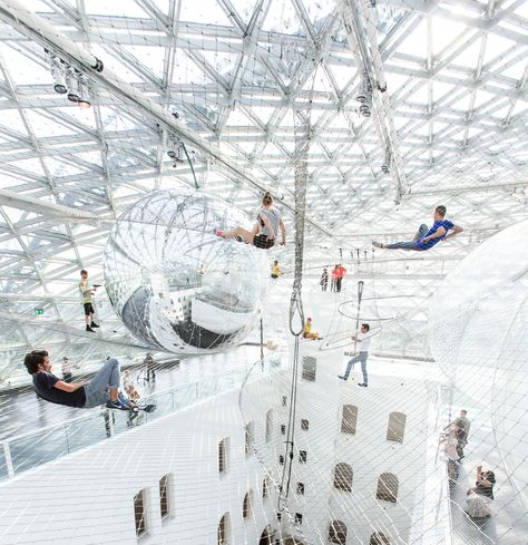 Artist and architect "Tomas Saraceno" created a massive layered installation that's suspended more than 25 meters in the air of the Kunstsammlung Nordrhein-Westfalen museum in Dusseldorf, Germany. Cloud City, Action Painting, Dusseldorf, Art Video, Sculpture Installation, Design Milk, Land Art, Public Art, Art Plastique