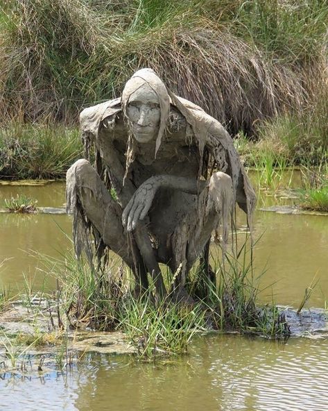 Grass Sculptures, Diy Scarecrow, Swamp Creature, Foto Langka, 다크 판타지, Topiaries, 판타지 아트, Arte Horror, Land Art