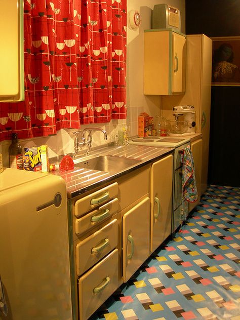 1950s kitchens | 1950s kitchen | Flickr - Photo Sharing! 1950 Kitchen, 50s Kitchen, Casa Retro, 1950s Kitchen, Living Tv, 1950s House, Kitschy Kitchen, Ideas Hogar, Mid Century Kitchen