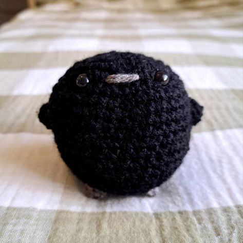 Crochet crow bird amigurumi Six Of Crows Crochet, Crow Amigurumi Free Pattern, Black Yarn Crochet Projects, Crow Crochet Pattern Free, Weird Amigurumi, Crow Amigurumi, Crochet Raven, Teenage Crafts, Crow Crochet