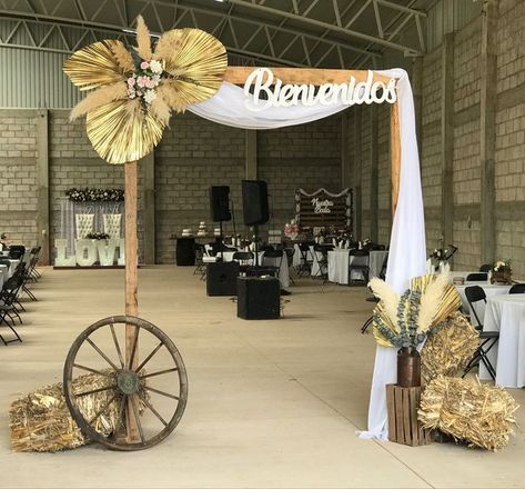 Vaquero Theme Wedding, Rancho Centerpieces, Country Western Centerpiece Ideas, Ranchero Decorations, Quinceanera Cowgirl Theme, Cowgirl Theme Quinceanera, Western Themed Quinceanera, Ranch Theme Quinceanera, Vaquero Theme Quinceanera