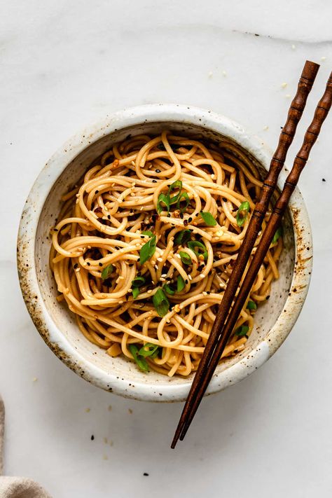 Honey Garlic Noodles, Asian Garlic Noodles, Easy Asian Noodle Recipes, Easy Asian Noodles, Garlic Noodles Recipe, Asian Noodle Dishes, Vegetarian Oyster Sauce, Asian Noodle Recipes, Noodle Recipes Easy