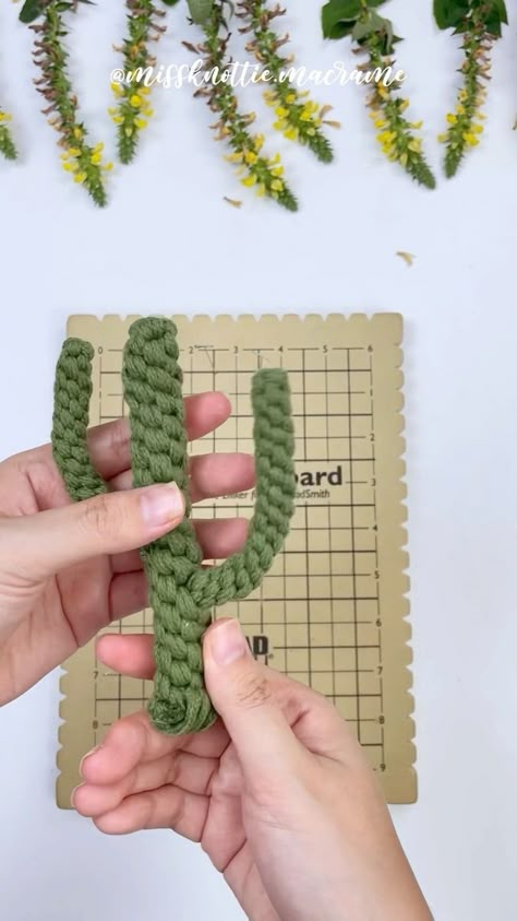 Macrame Cactus Diy, Flowers Macrame, Cactus Macrame, Macrame Beginners, Macrame Flowers, Macrame Inspiration, Macrame Tutorials, Time Video, Cactus Diy