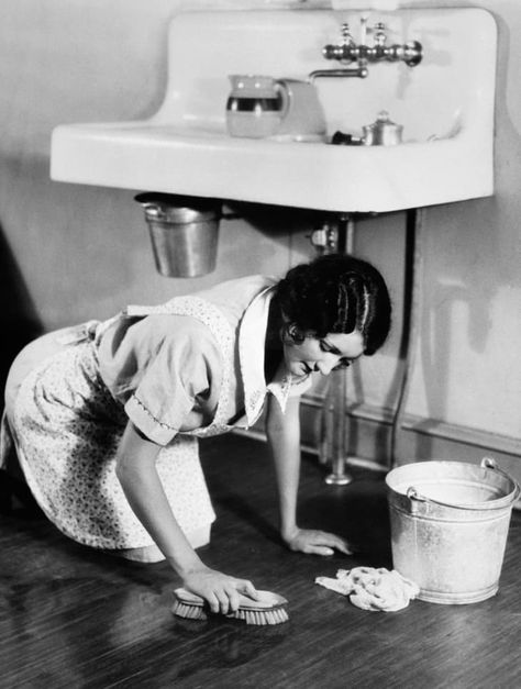 Woman Cleaning, 1950s Housewife, 1920s Women, Vintage Housewife, Retro Housewife, Cleaning Lady, Cleaning Schedule, Good Housekeeping, Cleaning Routine