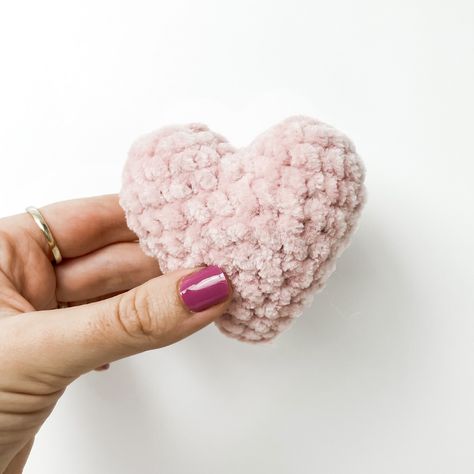 Crochet Squishy, Chunky Yarn Crochet Pattern, Small Crochet Gifts, Chunky Yarn Crochet, Crochet Heart Pattern, Quick Crochet Patterns, Crochet Animals Free Patterns, Valentines Crochet, Crochet Design Pattern