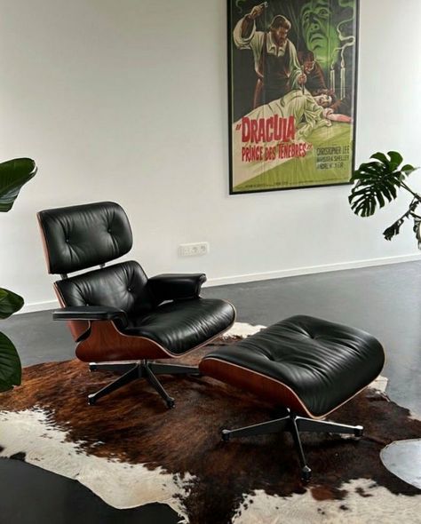 Contemporary Modern House, Living Room Styles, Flat Ideas, Apartment Layout, Apartment Decor Inspiration, Ray Eames, Eames Lounge, Accent Chairs For Living Room, Eames Lounge Chair