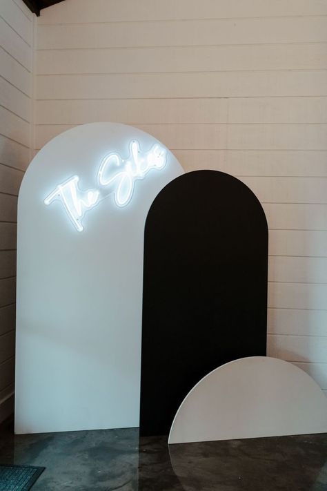 Neon Sign On White Backdrop, Black Back Drop Wedding, Modern Photo Backdrop Wedding, Wedding Photo Booth Neon Sign, Black Arch Wedding Sign, Modern Wedding Photo Booth, Arch Backdrop With Neon Sign, Arch Photo Backdrop Wedding, Foam Board Wedding Backdrop