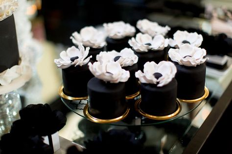 Black Dessert, Black And White Wedding Cake, Black And White Wedding Theme, White Desserts, Mini Wedding Cakes, Mini Torte, Purple Wedding Cakes, Small Wedding Cakes, Black Wedding Cakes