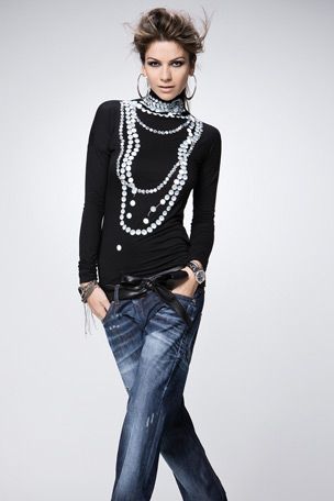 Pearls and Blue Jeans! Denim And Pearls, Blue Outfits, Fall Fashions, All Jeans, Mode Chic, Basic Concepts, Mode Inspiration, Moda Casual, Boat Neck