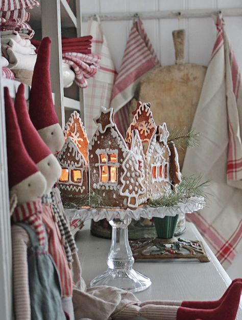 Maileg Christmas, Christmas Bakery, Norwegian Christmas, Vibeke Design, Scandinavian Christmas Decorations, Gingerbread Village, Christmas Decoration Ideas, Christmas Gingerbread House, Christmas Interiors