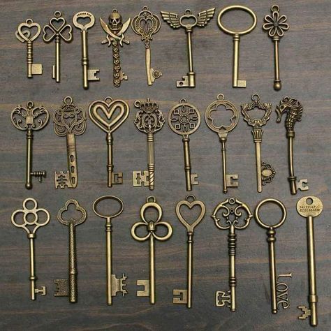 Key Crafts, Anniversaire Harry Potter, Key Charms, Old Keys, Vintage Key, Antique Keys, Key Jewelry, Vintage Keys, Key To My Heart