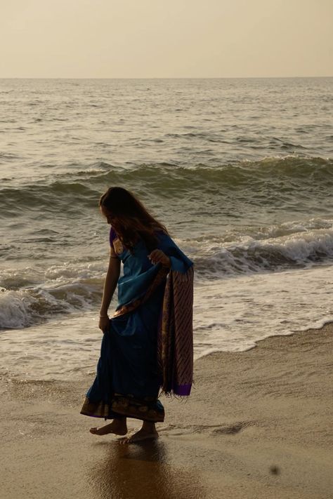 Saree Poses At Beach, Saree Beach Photoshoot, Beach Saree Photoshoot, Beach Saree, Goa Photoshoot, Onam Photoshoot Ideas, Creative Beach Pictures, Fall Fitness, Indian Shores