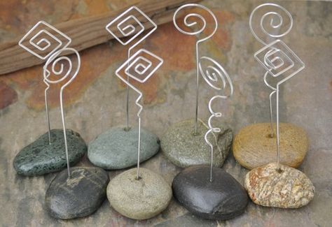 A fun mix of naturally formed beach rocks set with aluminum wire place card holders Diy Place Card Holders, Wire Picture Holders, Table Card Holder, Craft Show Displays, Picture Holders, Beach Rocks, Craft Booth, Photo Holders, Wire Crafts