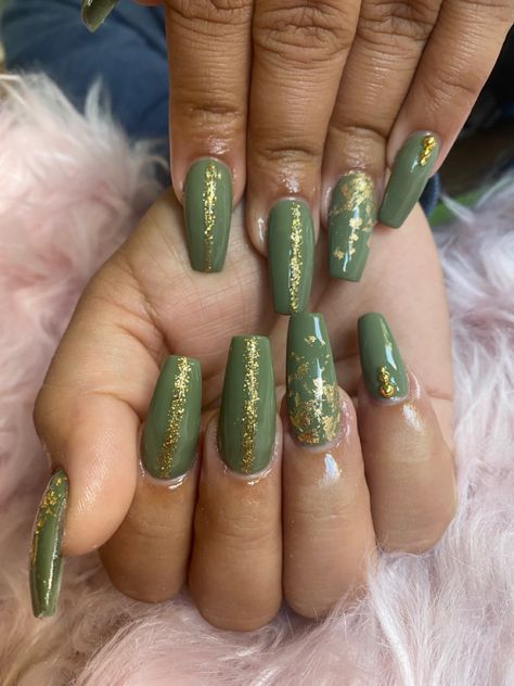 Gold Leaf Nails Green, Sage Green Nails With Gold Flakes, Leaf Green Nails, Green And Gold Leaf Nails, Sage Green And Gold Nails, March Aesthetic, Saint Patrick Nail, Diy Steps, Bridesmaids Nails