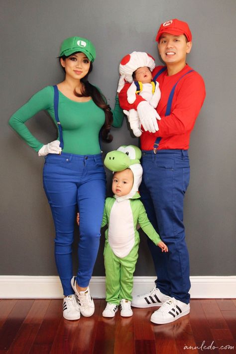 Mario Mushroom Costume, Mushroom Costume Diy, Costume Halloween Famille, Mario Costume Diy, Matching Family Halloween Costumes, Diy Fantasia, Family Themed Halloween Costumes, Luigi Costume, Peppermint Martini