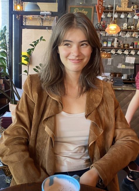 Low Maintenance Fringe Haircuts, Haircut Inspo Face Framing, Short Hair Layered For Round Face, Medium Hair Styles Brown, Short Hair With Long Layers And Face Framing, Collarbone Length Hair Unstyled, Medium Length Haircut Middle Part Curtain Bangs, Medium Length Hair With Face Framing Bangs, Haircuts For Messy Hair