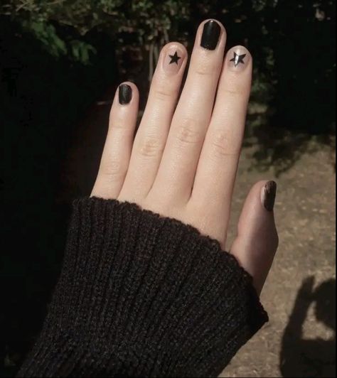 Black Nail Astetic, Black Nail Designs Short Oval, Nail Designs For Short Nails Black, Black Jelly Nails Short, Aesthetic Nails Stars, Simple Short Goth Nails, Nails Ideas With Stars, Nail Star Ideas, Fine Line Nail Designs