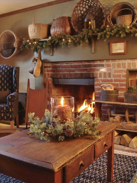 I love this look : )  Old Primitive Table & Shelf...filled with prim old baskets. Natal Country, Cabin Interior Design, Vibeke Design, Deco Champetre, Primitive Homes, Colonial Christmas, Prim Christmas, Prim Decor, Colonial Decor