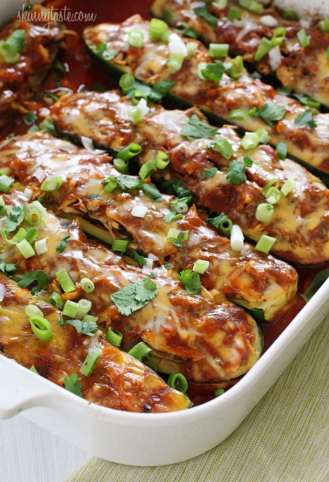 Chicken Enchilada Stuffed Zucchini Boats-Healthy Baked Zucchini Recipes Stuffed Zucchini Boats, Meat And Vegetables, Stuffed Zucchini, Zucchini Boats, Points Recipes, Chicken Enchilada, Low Carb Dinner, Zucchini Recipes, Spaghetti Squash