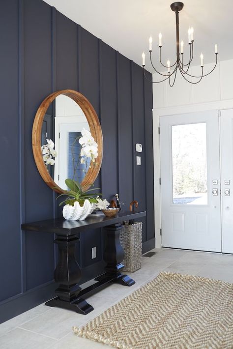 Wall panelling and a navy blue hue brings character to this entryway. Wall Paneling Ideas Living Room, Living Room Panelling, Blue Accent Walls, Large Round Mirror, Interior Vintage, Accent Walls In Living Room, Diy Casa, Blue Walls, 인테리어 디자인