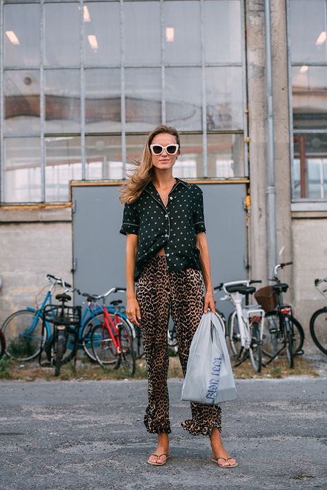 street style, copenhagen fashion week - Italia Posterli, on Pinterest.com/italiaposterli Moda Do Momento, Copenhagen Style, Copenhagen Fashion Week, Street Style Trends, Print Pants, New Classic, Looks Style, Mode Inspiration, Mode Style