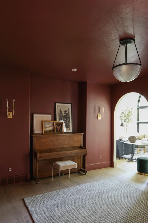 Fall Paint Colors, Warm Paint Colors, Trending Paint Colors, Home Design Diy, Chris Loves Julia, Hemma Diy, Blue Paint Colors, Beautiful Dining Rooms, Red Walls