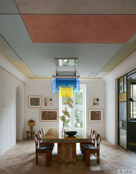 This London townhouse ditched one color for their ceiling and instead opted for a geometric styled ceiling with a peach colored area standing out. Sofas Vintage, London Townhouse, The World Of Interiors, Clarence House, Colored Ceiling, Ceiling Ideas, Living Room Ceiling, Painted Ceiling, Simple Bedroom