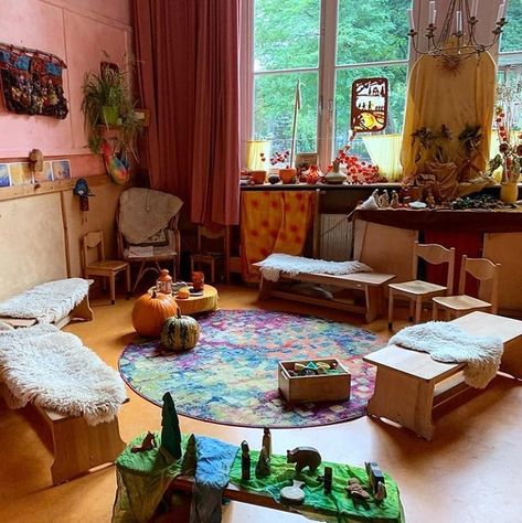 @waldorfeducation on Instagram: “Kindy cosiness 💫  Photo by @miegal, the Netherlands 🇳🇱 #waldorf #waldorfinspired #waldorfschool #steiner #rudolfsteiner #pedagogiawaldorf…” Montessori Living Room, Preschool Setup, Waldorf Bedroom, Indoor Treehouse, Waldorf Playroom, Waldorf Classroom, Waldorf Preschool, Waldorf Kindergarten, Waldorf Montessori