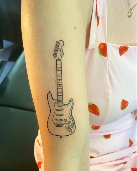 Guitar Finger Tattoo, Fender Stratocaster Tattoo, Guitar Tatoos Small, Mini Guitar Tattoo, Electric Guitar Tattoo Small, Dainty Guitar Tattoo, 80s Rock Tattoo Ideas, Tiny Guitar Tattoo, Aesthetic Music Tattoos