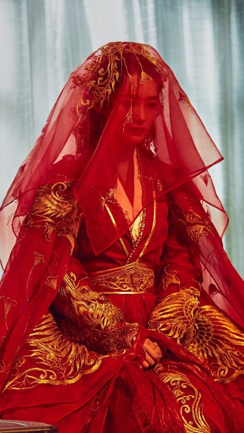 Traditional Japanese Wedding, Red Chinese Wedding Dress, Ancient China Clothing, Chinese Wedding Photos, Japanese Wedding Dress, Chinese New Year Outfit, Chinese Wedding Dress Traditional, Chinese Bride, Film China