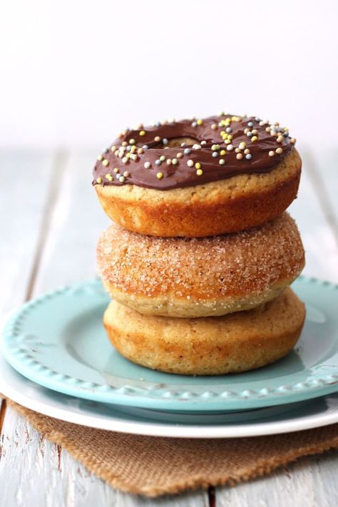 Baked Buttermilk Donuts can be topped however you like. Chocolate frosted, cinnamon sugar...whatever you like! Baked Buttermilk Donuts Recipe, Buttermilk Donut Recipe, Buttermilk Donuts, Recipe Printables, Beignets Cuits, Toaster Oven Recipes, Baked Donut, Donut Flavors, Cake Donut