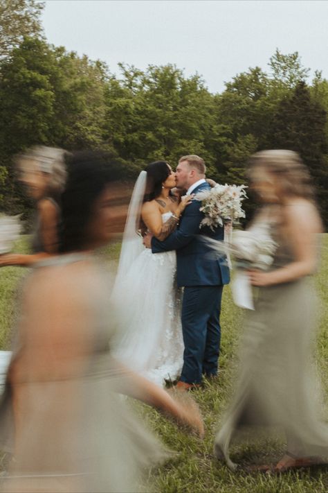 Farmhouse Wedding Photos, Farm Wedding Picture Ideas, Barn Wedding Photo Ideas, Ranch Wedding Photos, Wedding Photos Farm, Wedding Farm Photos, Wedding Tractor Pictures, Ranch Wedding Photography, Farmer Wedding