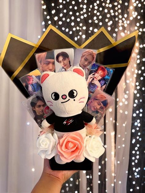 Custom Skzoo Kpop Bouquet with Idol Photocards and Foam Roses. Skzoo Bouquet, Stray Kids Bouquet, Photo Card Bouquet, K Pop Bouquet, Skz Bouquet, Kpop Birthday Gifts, Stray Kids Gift Ideas, Kpop Flower Bouquet, Kpop Present Ideas