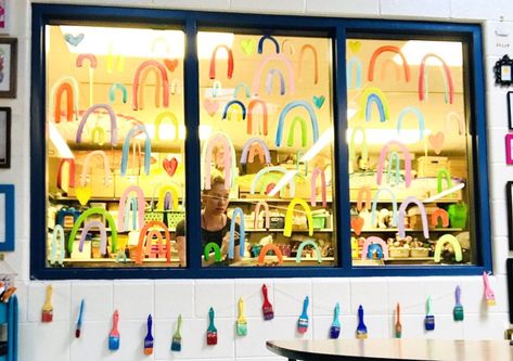 Window Display Classroom, School Window Painting, Back To School Window Painting, Kids Art Studio, Window Mural, Art Studio Space, Education University, Tempera Painting, Painted Cups