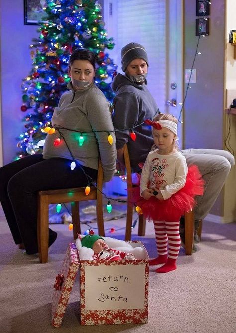 33 Remarkable Pics That Will Entertain and Amuse You - Funny Gallery Funny Family Christmas Cards, Funny Christmas Photos, Creative Christmas Cards, Photo Bb, Christmas Baby Pictures, Christmas Family Photoshoot, Funny Christmas Pictures, Foto Kids, Baby Christmas Photos